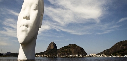 Obrovská socha dominuje pláži Botafogo v Riu.
